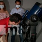 Estudiantes universitarios disfrutan de las estrellas en el observatorio de la UNAN Managua