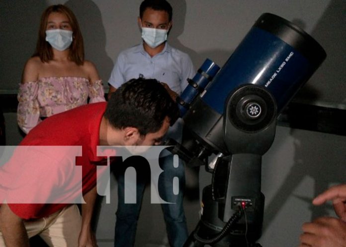 Estudiantes universitarios disfrutan de las estrellas en el observatorio de la UNAN Managua