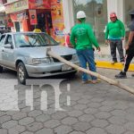 Cae formaleta de madera sobre vehículo taxi en Juigalpa, Chontales