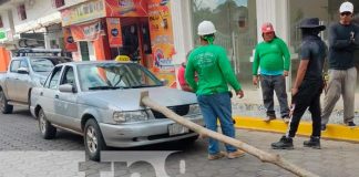 Cae formaleta de madera sobre vehículo taxi en Juigalpa, Chontales