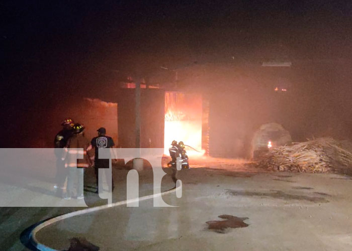 Fuerte incendio casi acaba con una fábrica de colchones en Masaya