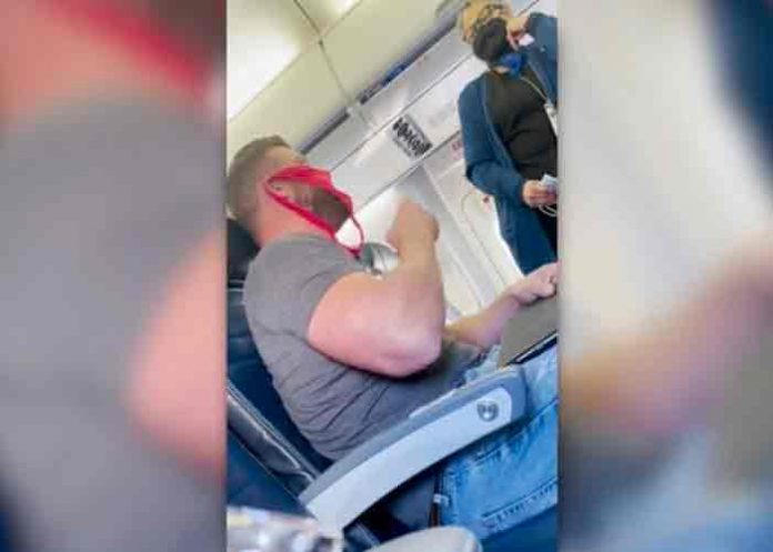 Hombre es expulsado de un avión por llevar una tanga como tapabocas, EE.UU
