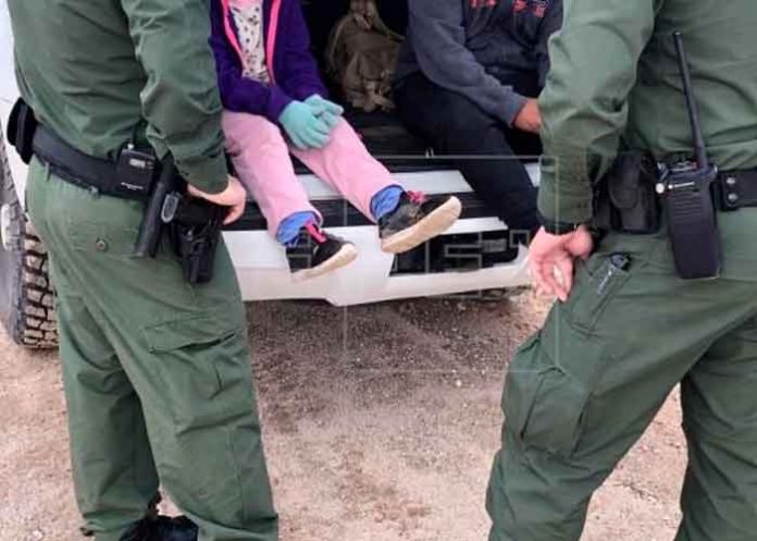 Madre abandona a niño entre la frontera México-EE.UU. ¡ya lo encontraron!
