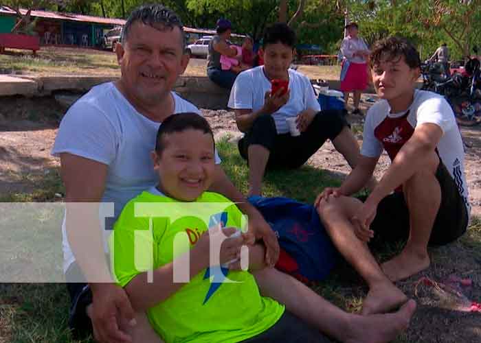 Familias gozan del feriado nacional en el Centro Turístico de Xiloá 