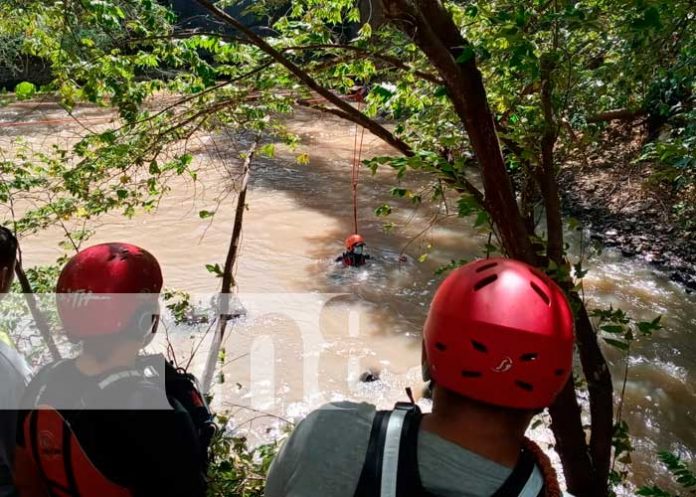Capacitación de bomberos de Nicaragua en aguas rápidas