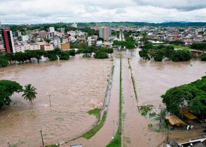 Inundaciones en Bahia, Brasil, por lluvias y diques que colapsaron