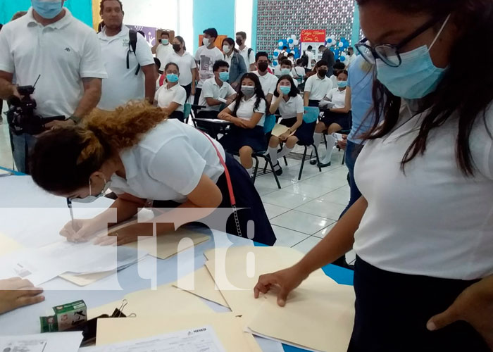 Entrega de bonos a bachilleres en Managua, Nicaragua