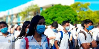 Entrega de bonos complementarios a estudiantes de Managua