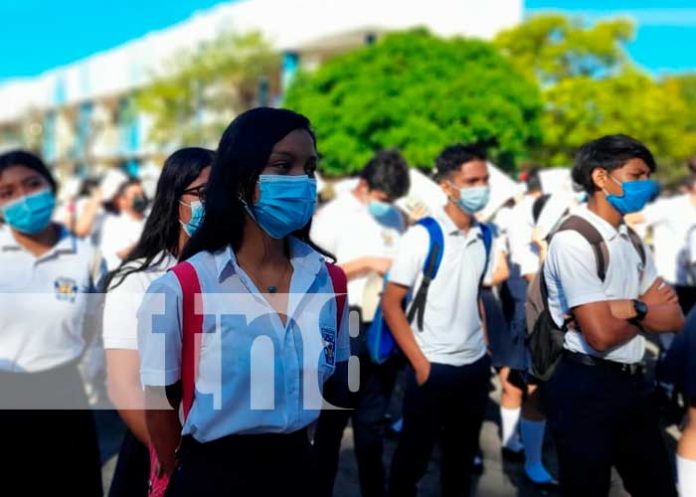 Entrega de bonos complementarios a estudiantes de Managua