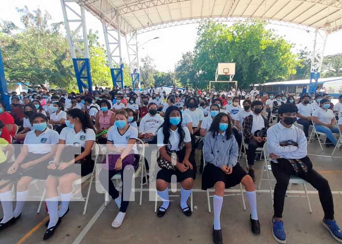 Entrega de bonos complementarios a estudiantes de Managua