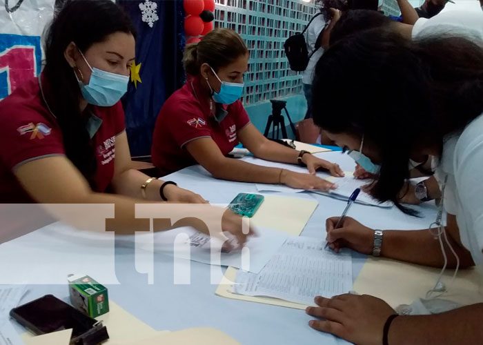 Entrega de bonos a bachilleres en Managua, Nicaragua