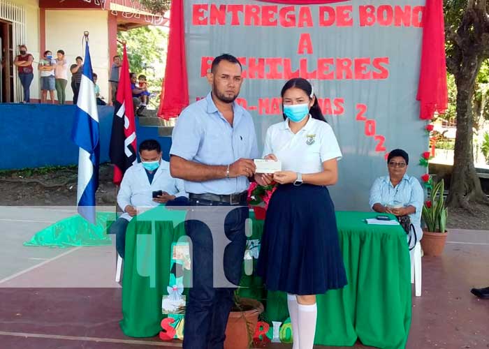 Entrega de bonos a estudiantes de Matiguás, Matagalpa