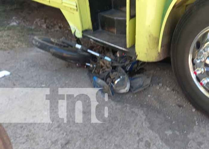 Carazo: Motociclista grave al quedar bajo las llantas del bus Jinotepe-Masaya