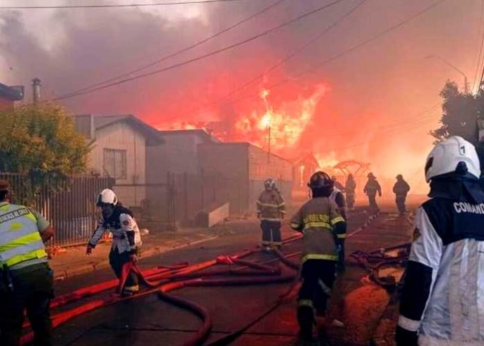 Al menos 60 casas dañadas y 100 personas evacuadas por incendio en Chile