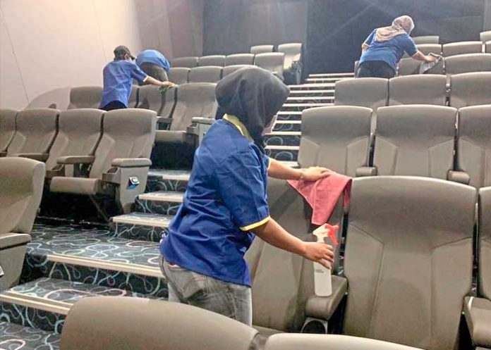 Trabajo de limpieza en una sala de cine