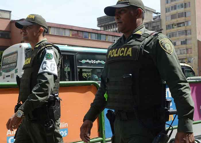 Policía de Colombia en operativo para arrestar a violadores de una anciana 