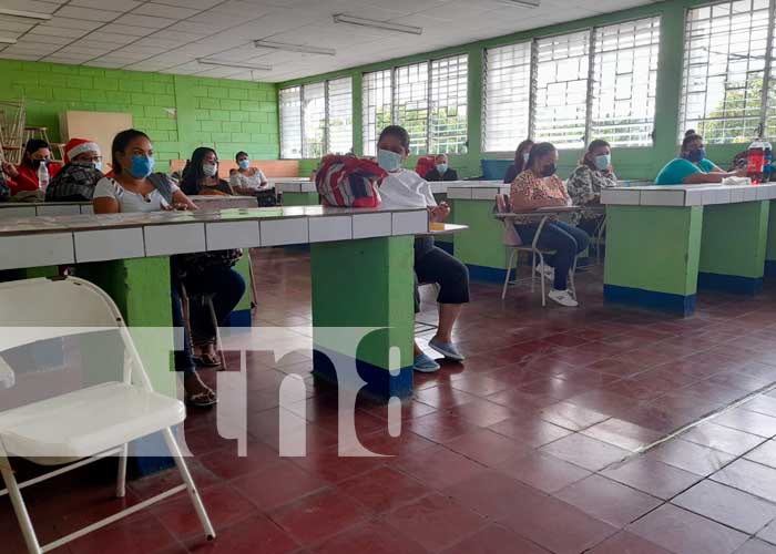 Capacitación a docentes en colegios de Managua