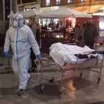Pasea con“cadáver” en calle de España para concientizar sobre Covid-19