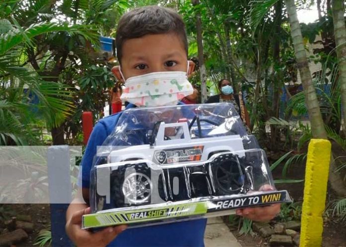 Entrega de juguetes en colegios de Estelí