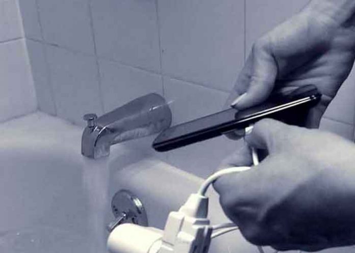 Adolescente muere electrocutada tras caer su móvil a la bañera en Francia