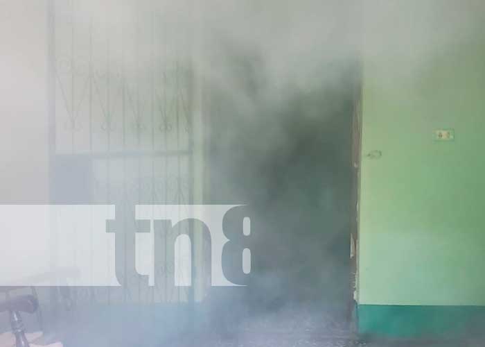 Trabajo de fumigación en un barrio de Managua