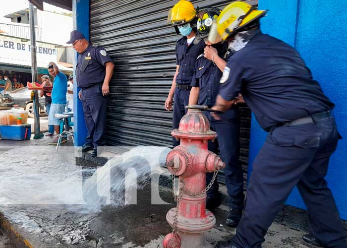 Revisión de hidrantes en el Mercado Oriental