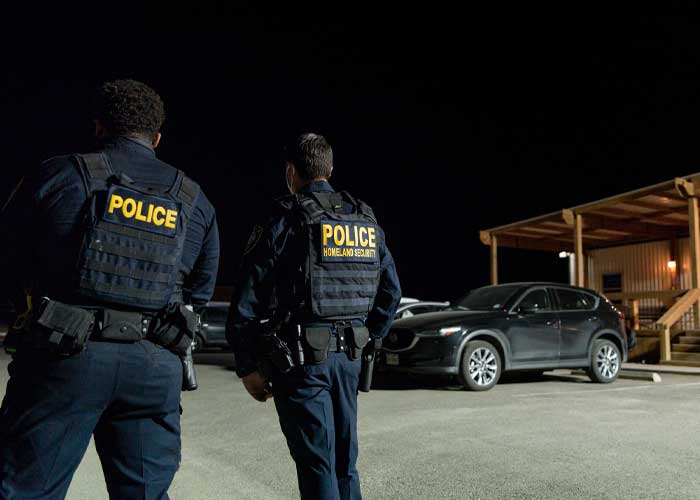 Encuentran a más de 80 migrantes en una casa de seguridad en Texas