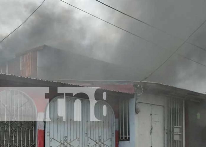 Incendio en una segunda planta de una casa en Managua