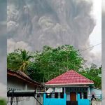 Miles de personas huyen ante la erupción del volcán Semeru en Indonesia