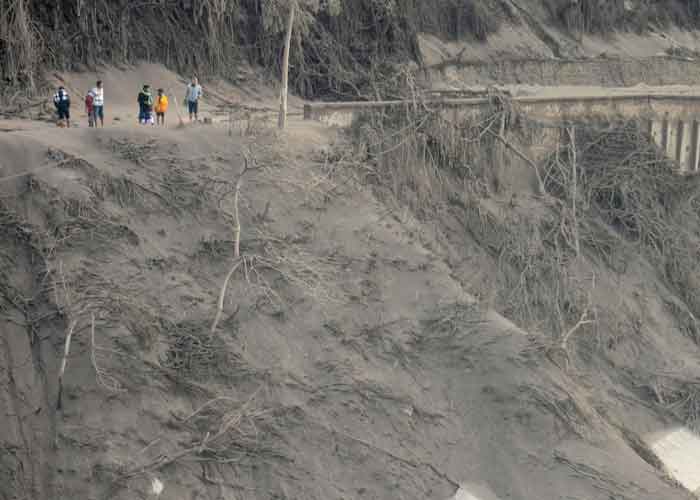 Impresionantes imágenes: Isla envuelta en cenizas tras erupción de Semeru