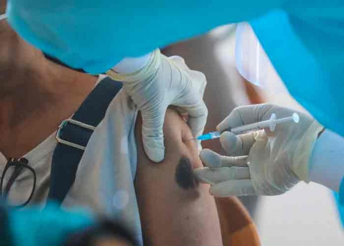 Un italiano intenta vacunarse contra la covid con un falso brazo de silicona