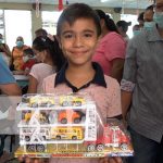 Entrega de juguetes a alumnos en León