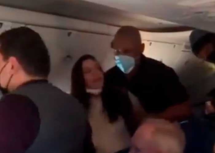 Mujer bajo arresto en Atlanta por agredir a un anciano en un avión