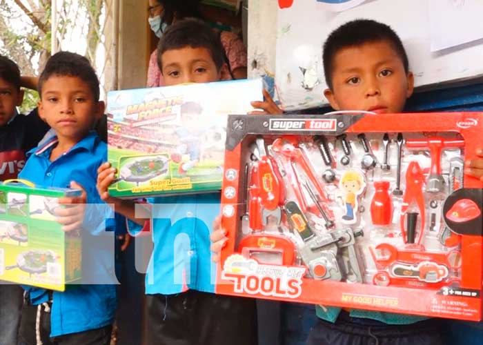Entrega de juguetes para niños y niñas de Madriz