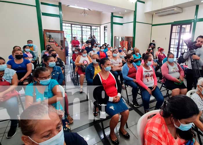 Entrega de créditos a grupos solidarios de Managua