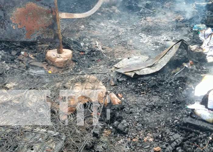 Voraz incendio deja a la intemperie a humilde familia en Matagalpa