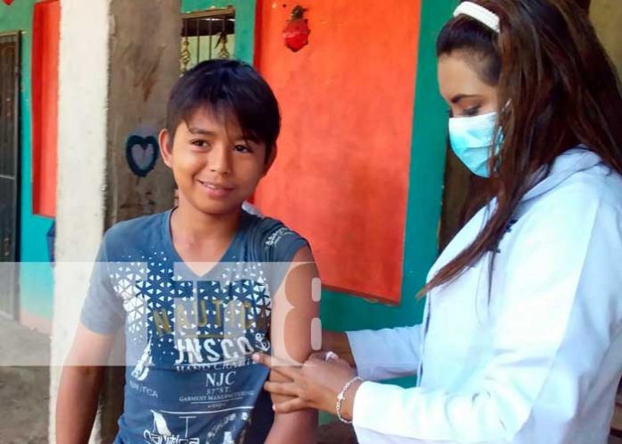 Vacunación casa a casa en el municipio Mateare