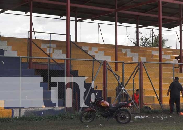 Alcaldía de Matiguás mejora las condiciones del parque de futbol