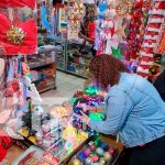 Comercio activado con artículos de Navidad en los mercados de Managua