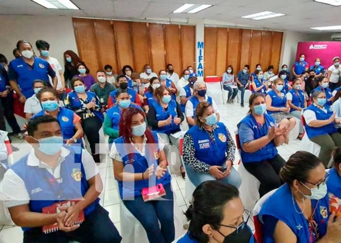 Autoridades y personal del Ministerio de la Familia en Nicaragua
