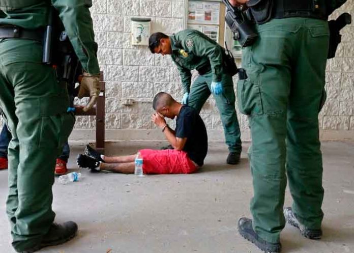 Detienen a más 80 migrantes en Texas retenidos en casas de seguridad