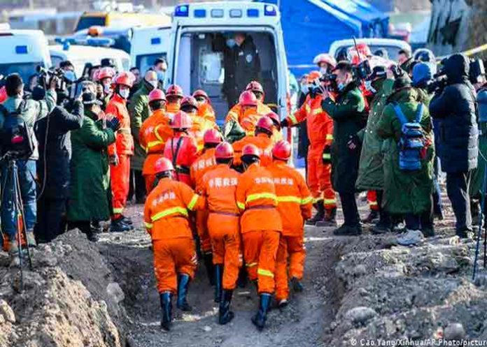 Rescatan a mineros que habían quedado atrapados en una mina en China