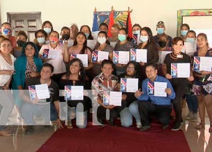 Entrega de reconocimiento a jóvenes emprendedoras de Nicaragua