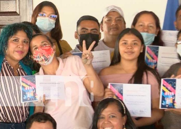 Entrega de reconocimiento a jóvenes emprendedoras de Nicaragua