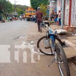 Mujer ciclista muere al impactar contra un bus en Nindirí, Masaya