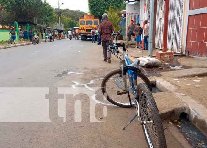 Mujer ciclista muere al impactar contra un bus en Nindirí, Masaya
