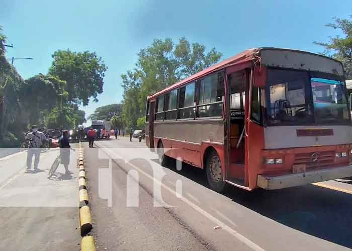 Agente de tránsito muere al ser atropellado por un bus en León