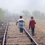 Rescatan a 5 niños migrantes sin familiares en la frontera de Texas