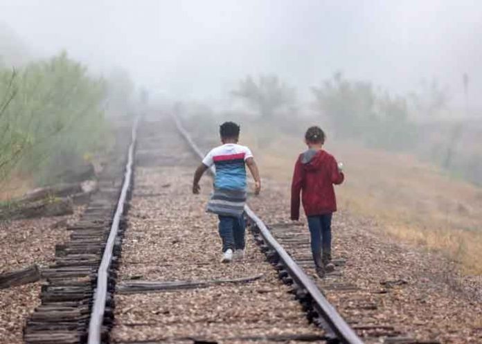 Rescatan a 5 niños migrantes sin familiares en la frontera de Texas
