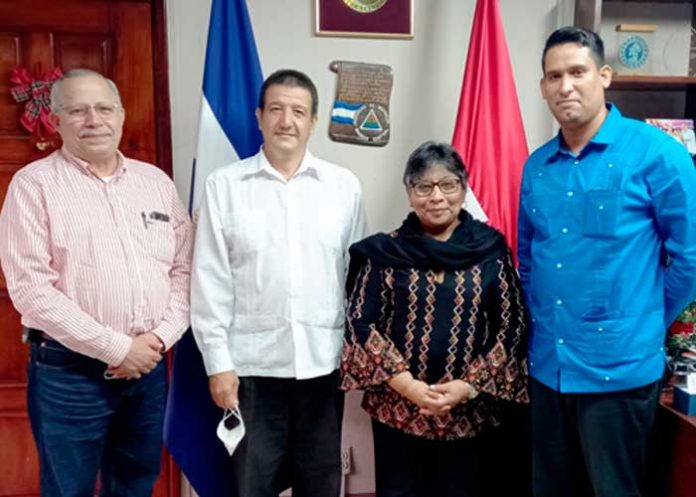 Embajador de Cuba en encuentro con MINED y MINSA